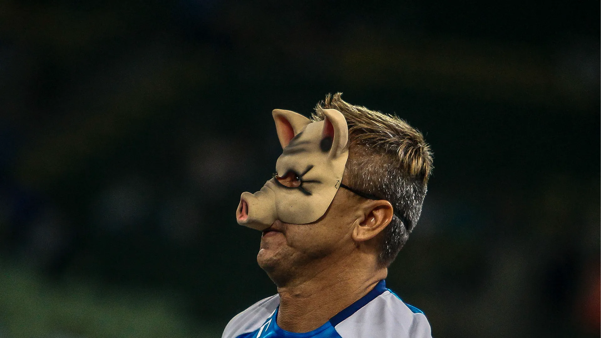In passato anche Paulo Nunes h indossato la maschera da maiale