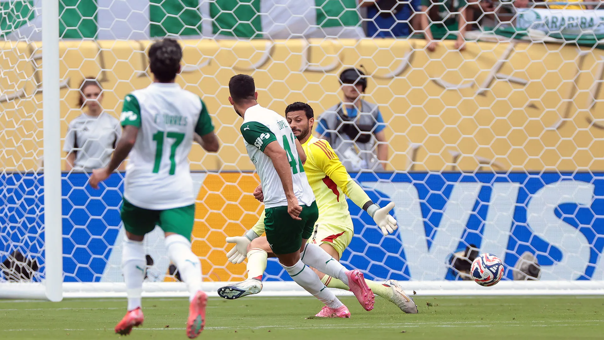 L'autorete di Abou Ali e il gol del Flaco Lopez hanno deciso la partita
