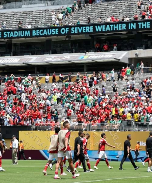 Situazione insostenibile: partita interrotta e stadio evacuato. Le foto