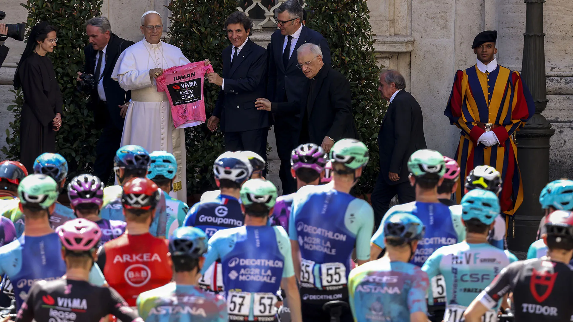 Papa Leone ha ricevuto una maglia rosa dagli organizzatori della corsa