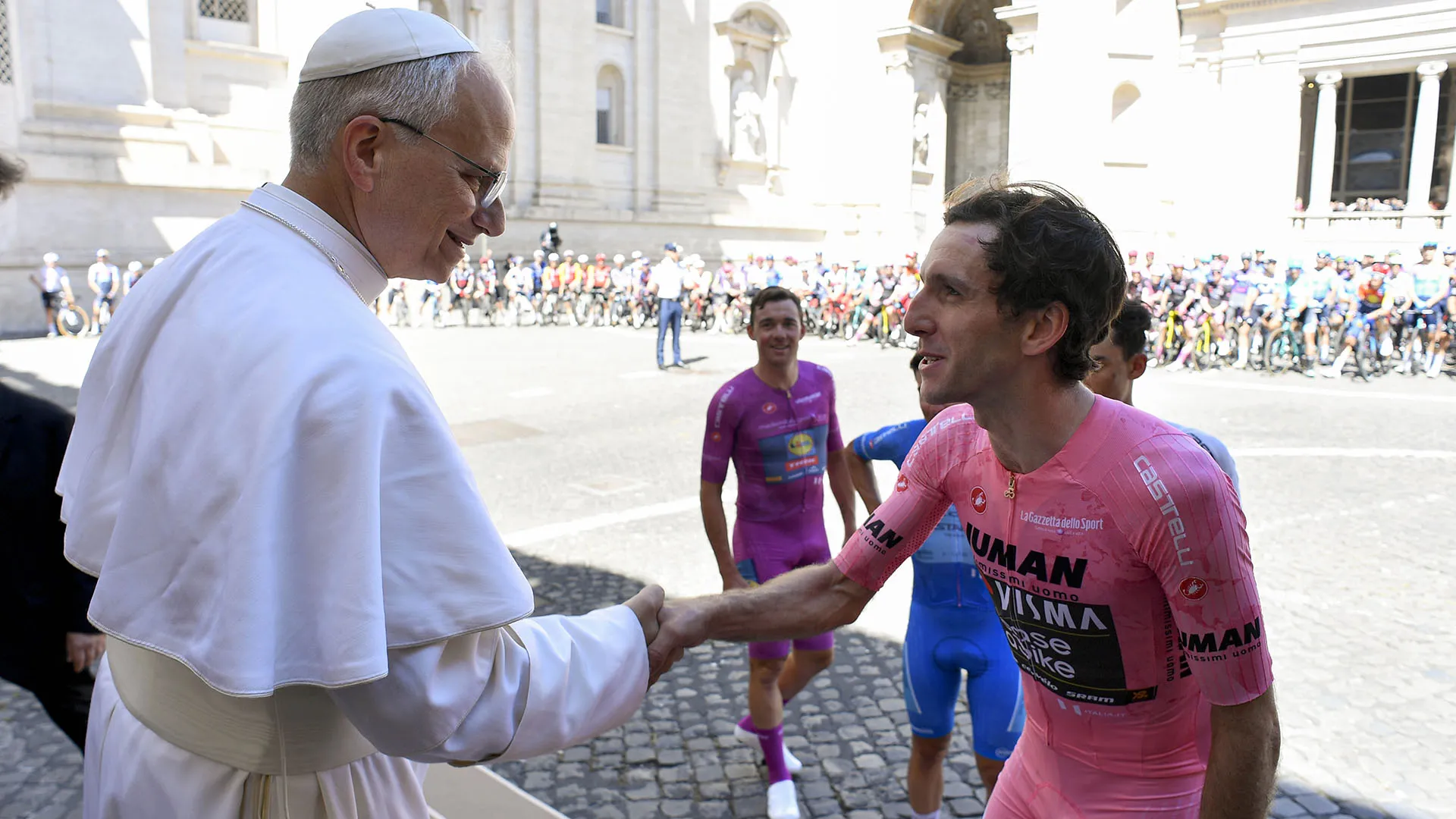 "È un piacere salutare quest'ultima tappa del Giro d'Italia, spero che per tutti voi sia una giornata bellissima"
