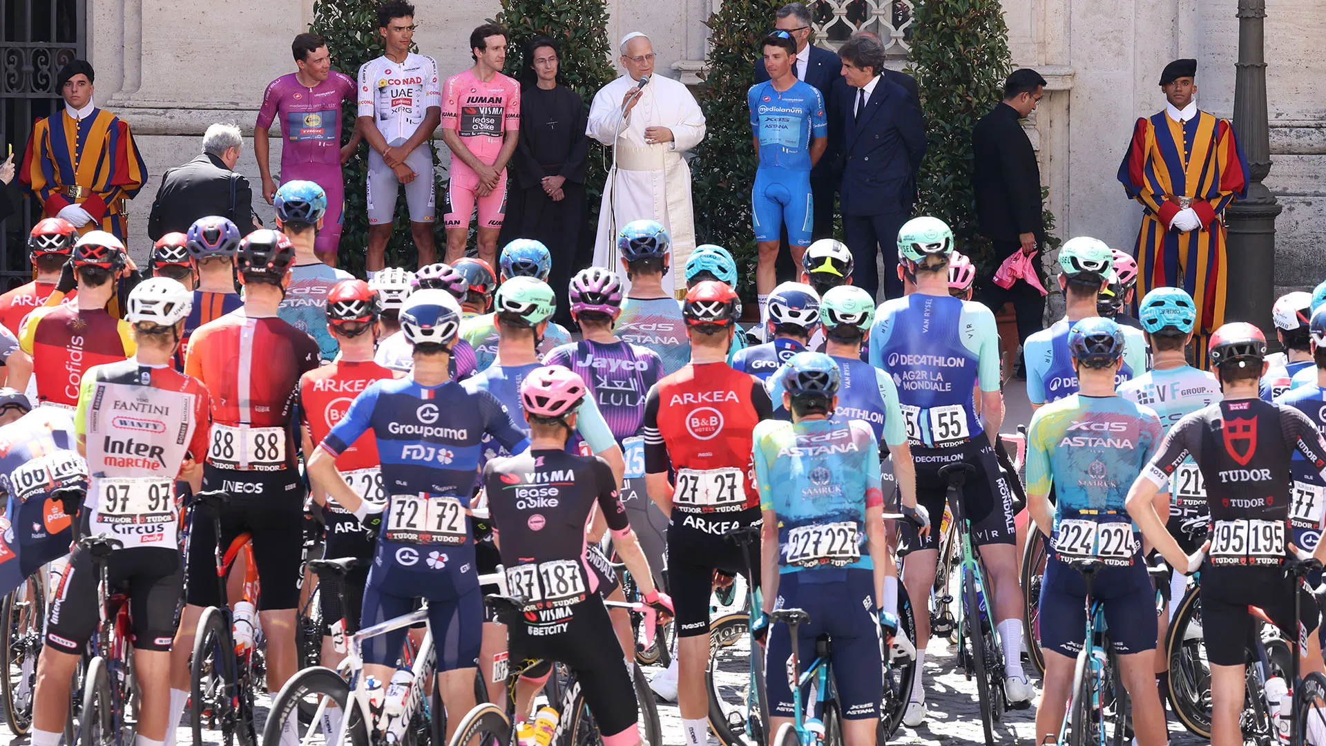 Le storiche foto di Papa Leone al Giro d'Italia