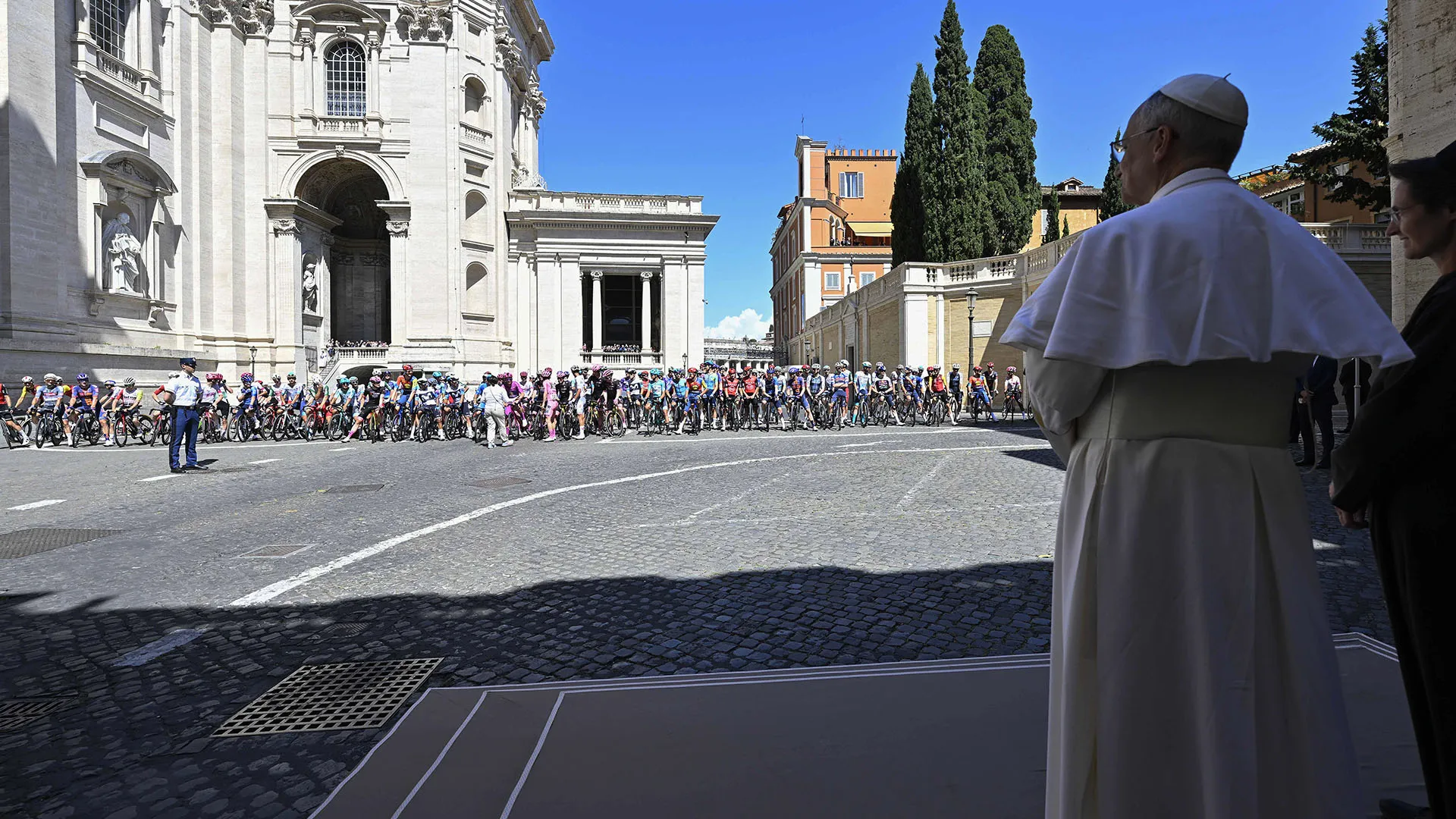 Il Pontefice ha incontrato i ciclisti prima del via dell'ultima tappa della corsa