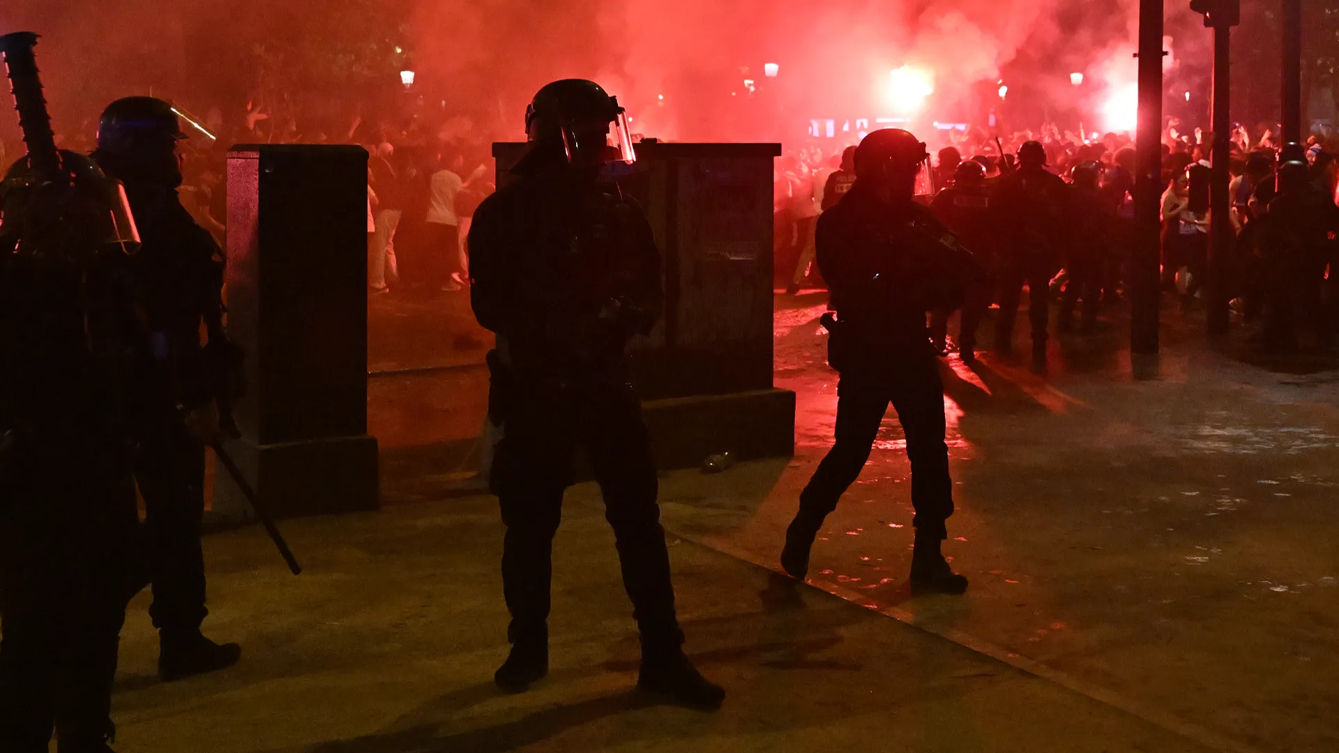 Scontri e feriti dopo la vittoria del PSG
