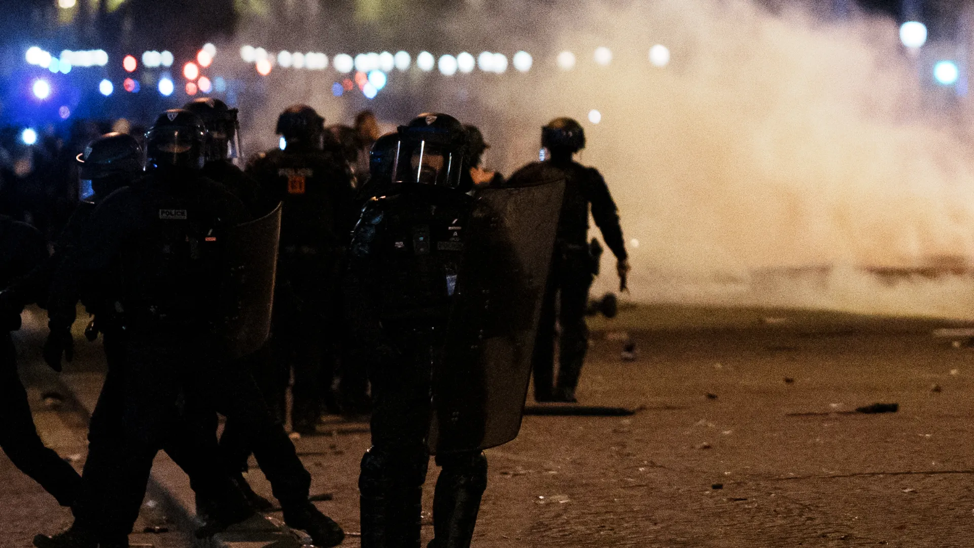 Gravi disordini a Parigi, specialmente nella zona degli Champs-Elysées
