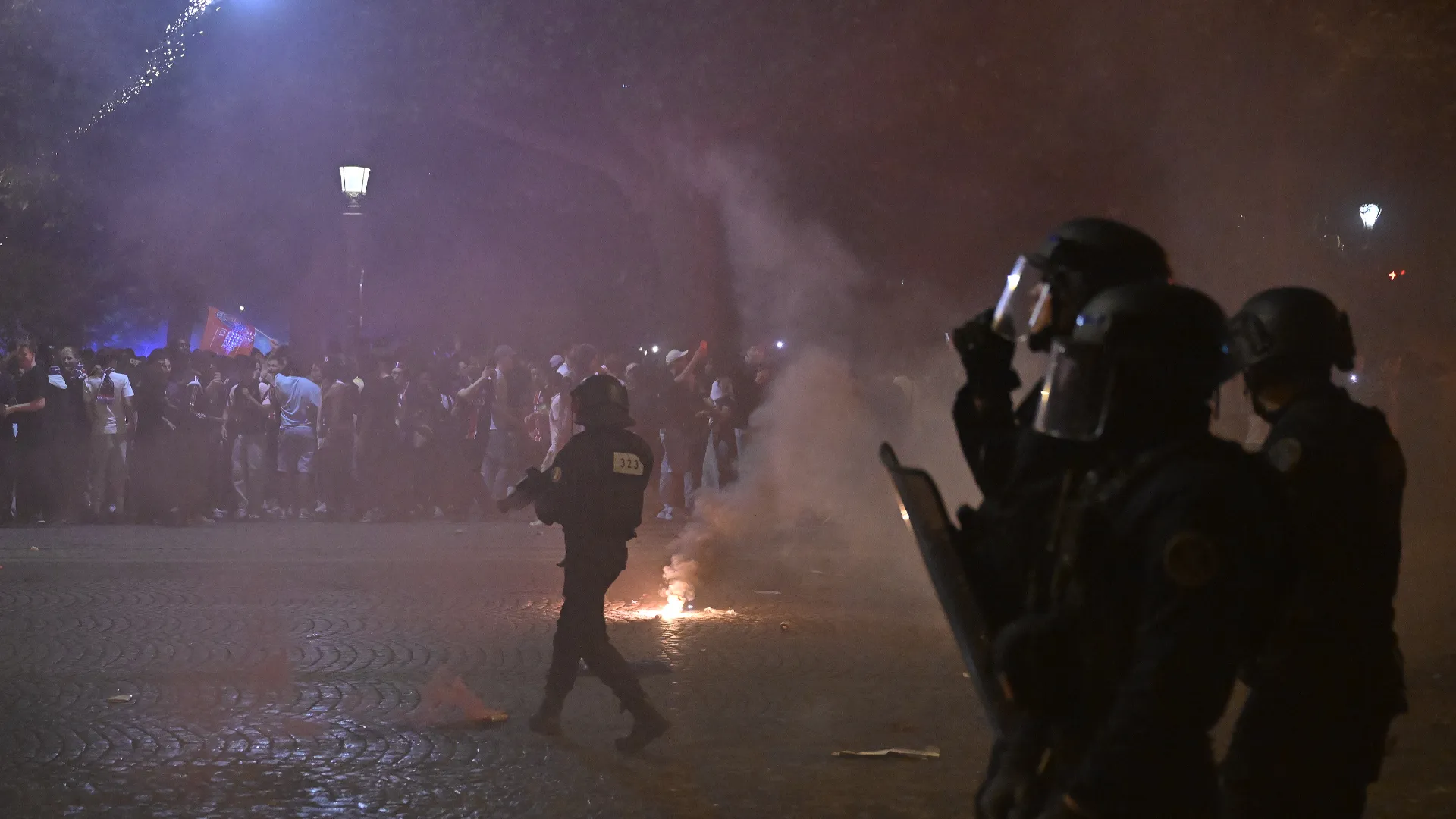 A Grenoble un'auto ha investito la folla in festa e ha ferito quattro passanti
