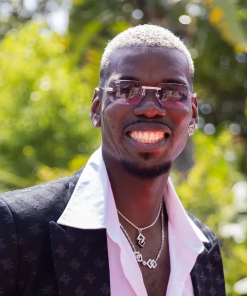 Paul Pogba firma con il suo nuovo club e attacca la Juve: foto