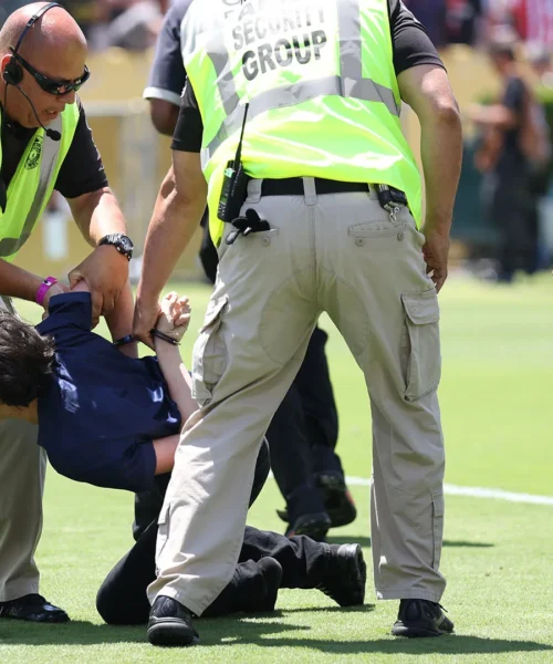 Inconveniente durante PSG-Atletico Madrid: partita sospesa. foto