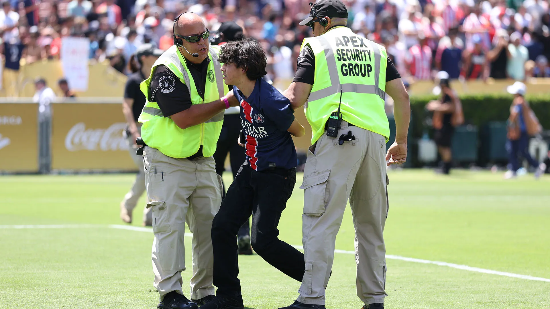 Un ragazzino è entrato in campo al Rose Bowl Stadium
