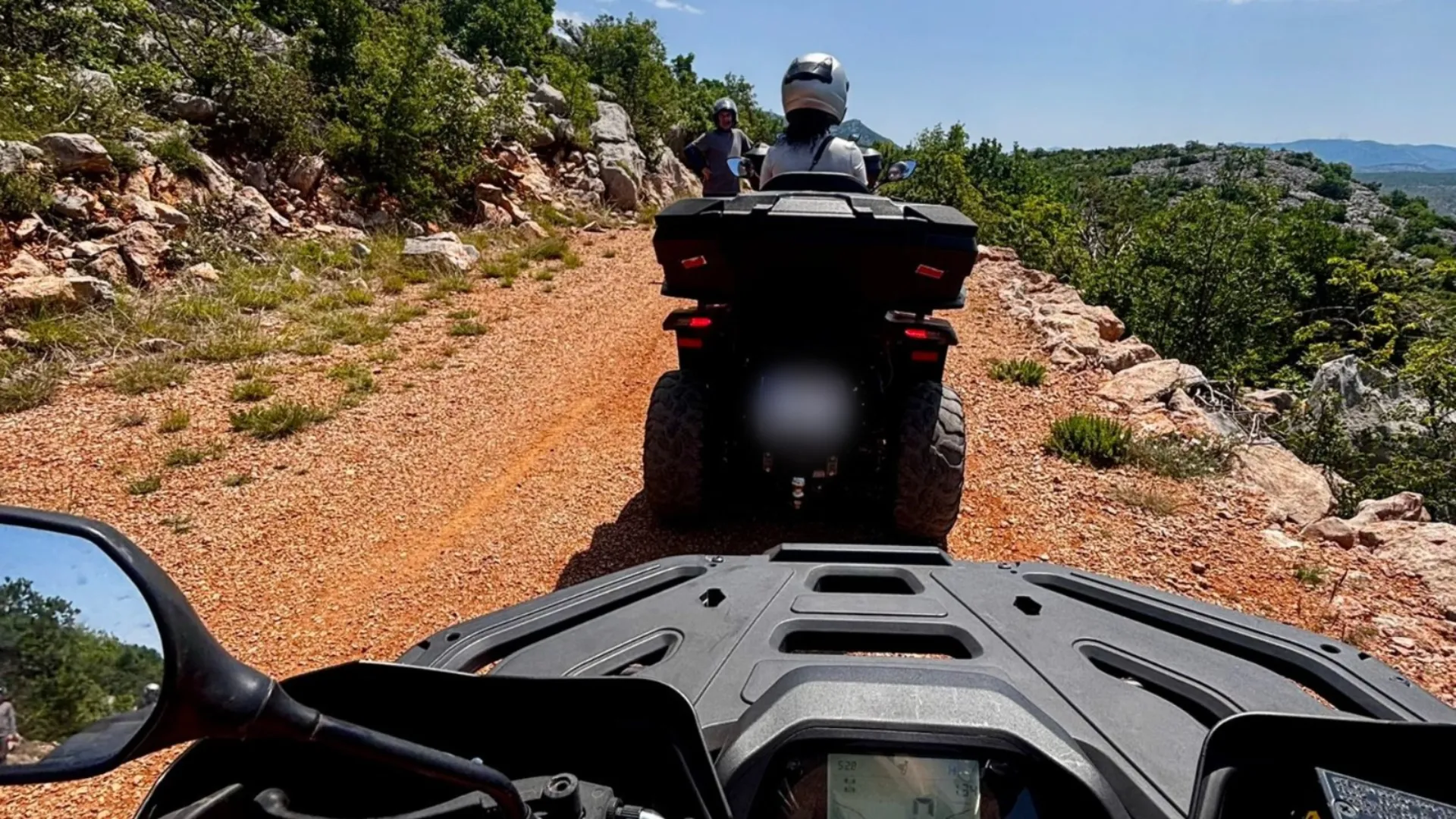 ...guidando potenti quad...