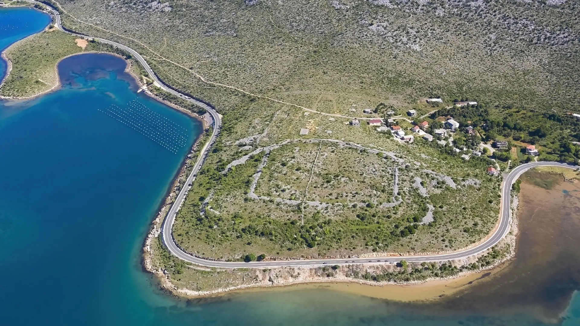 Siamo in Croazia, a Starigrad Plakenika, meno di cinquanta chilometri da Zara, una sessantina dal meraviglioso Falkensteiner Resort di Punta Skala