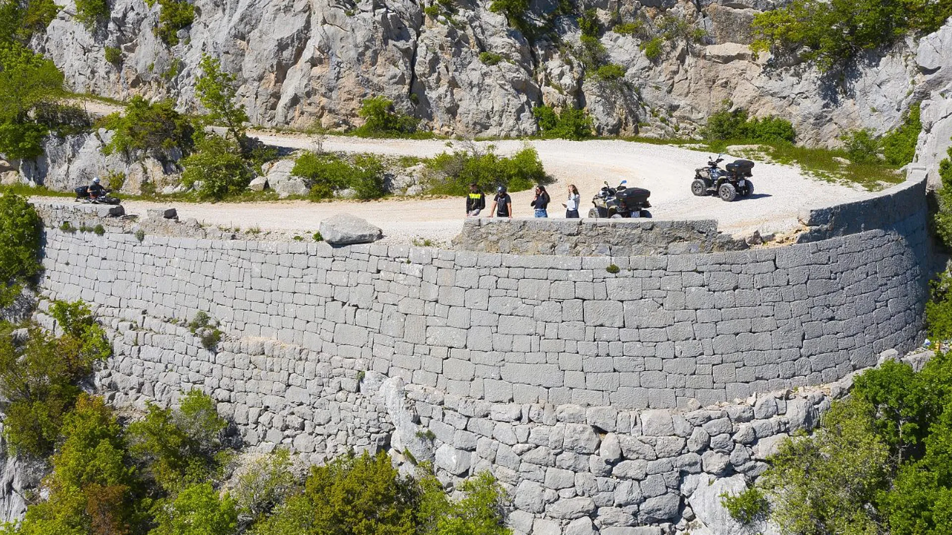 Ogni tanto ci si ferma per rilassarsi e anche per scattare fotografie allo splendido panorama