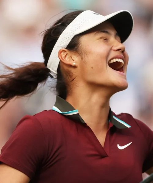 Emma Raducanu ritrova il sorriso: le foto