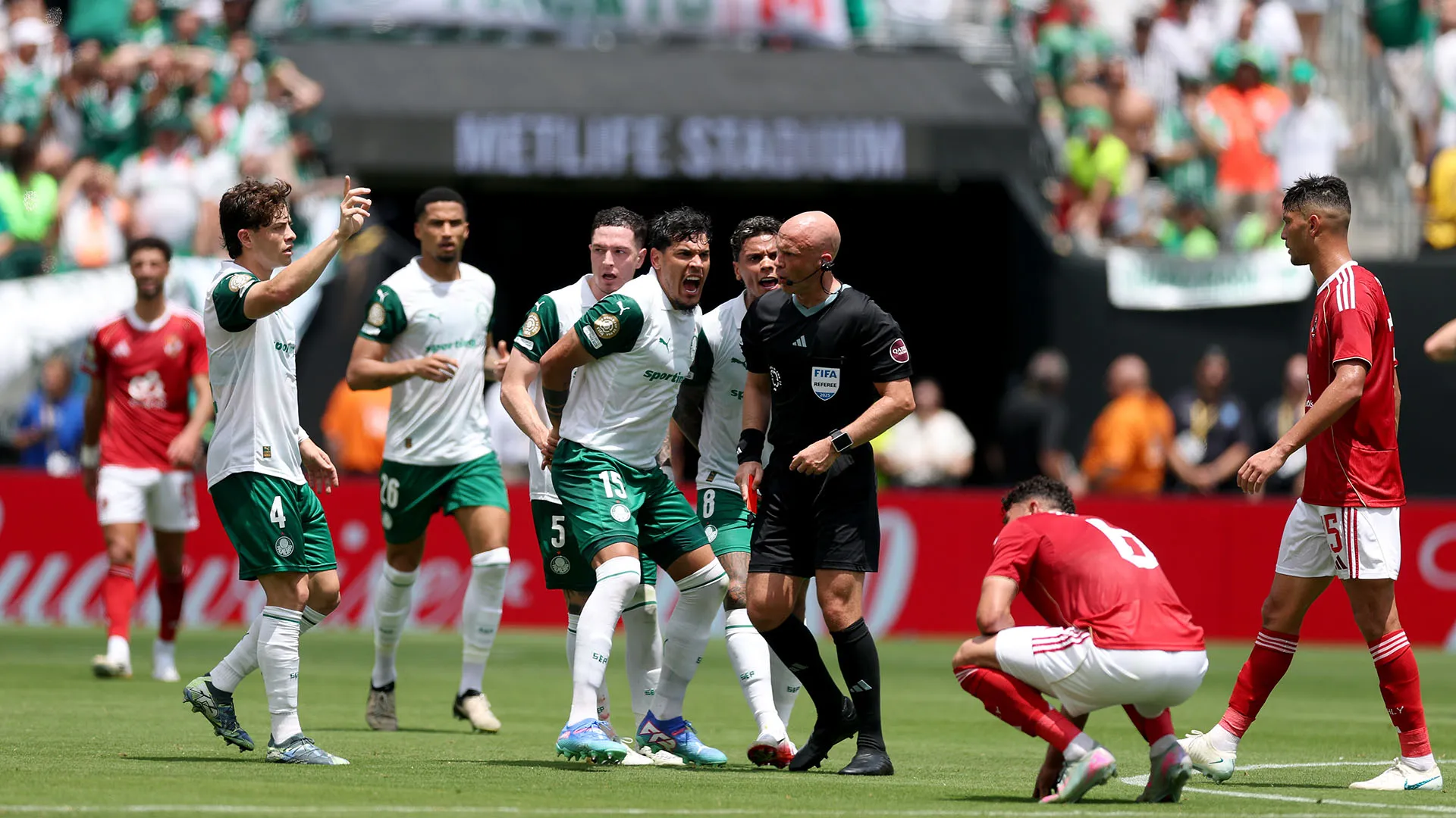 Espulso, anzi no: l'arbitro cambia idea
