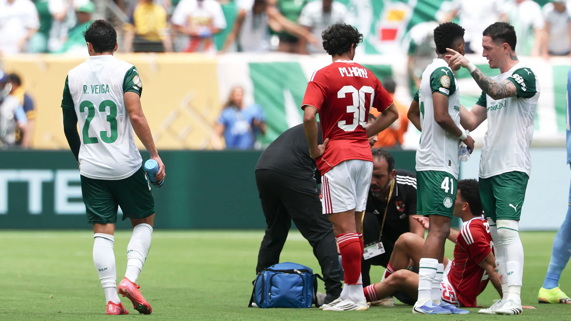 Il calciatore ha protestato subito contro la decisione dell'arbitro
