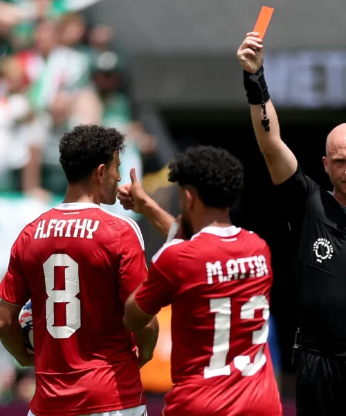 Espulso, anzi no: l’arbitro cambia idea. Immagini