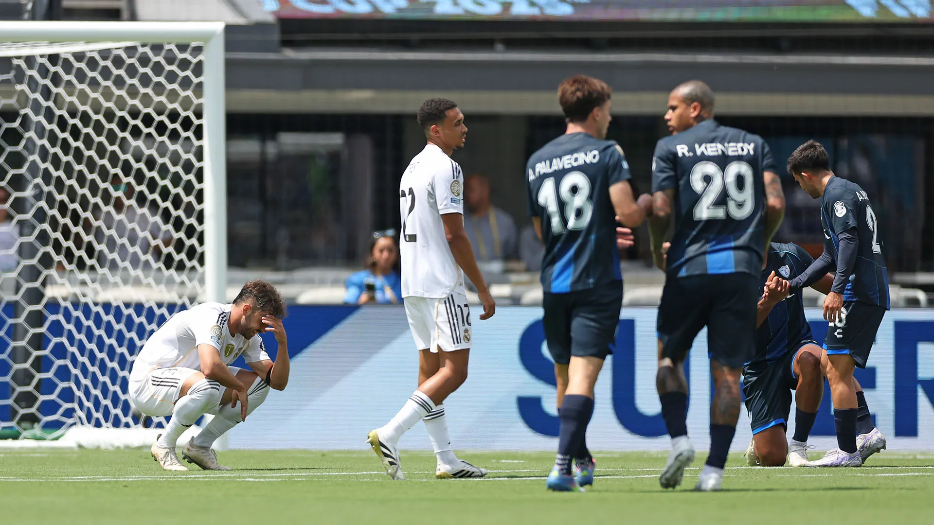 L'arbitro non ha potuto fare altro che cacciare dal campo il calciatore
