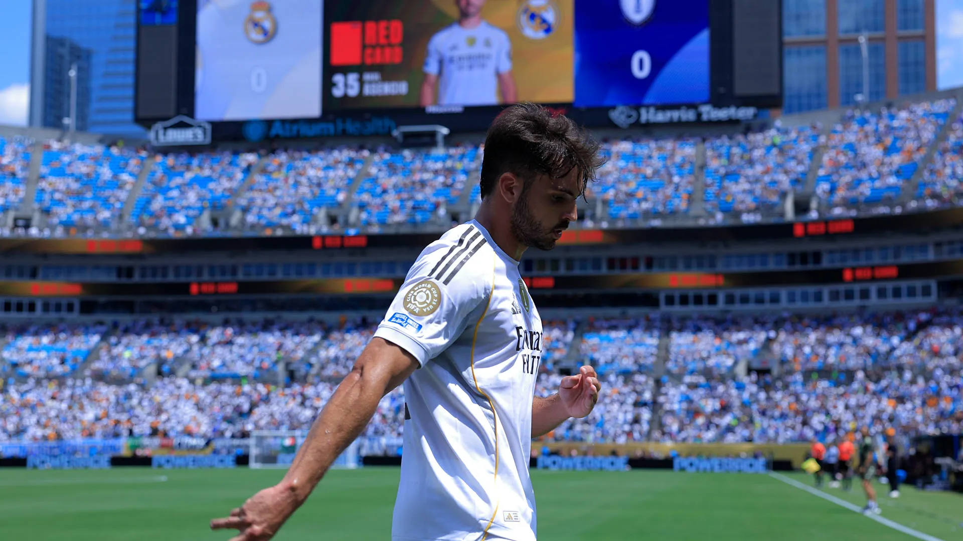 Al minuto 7 Raúl Asencio è stato espulso: rosso diretto

