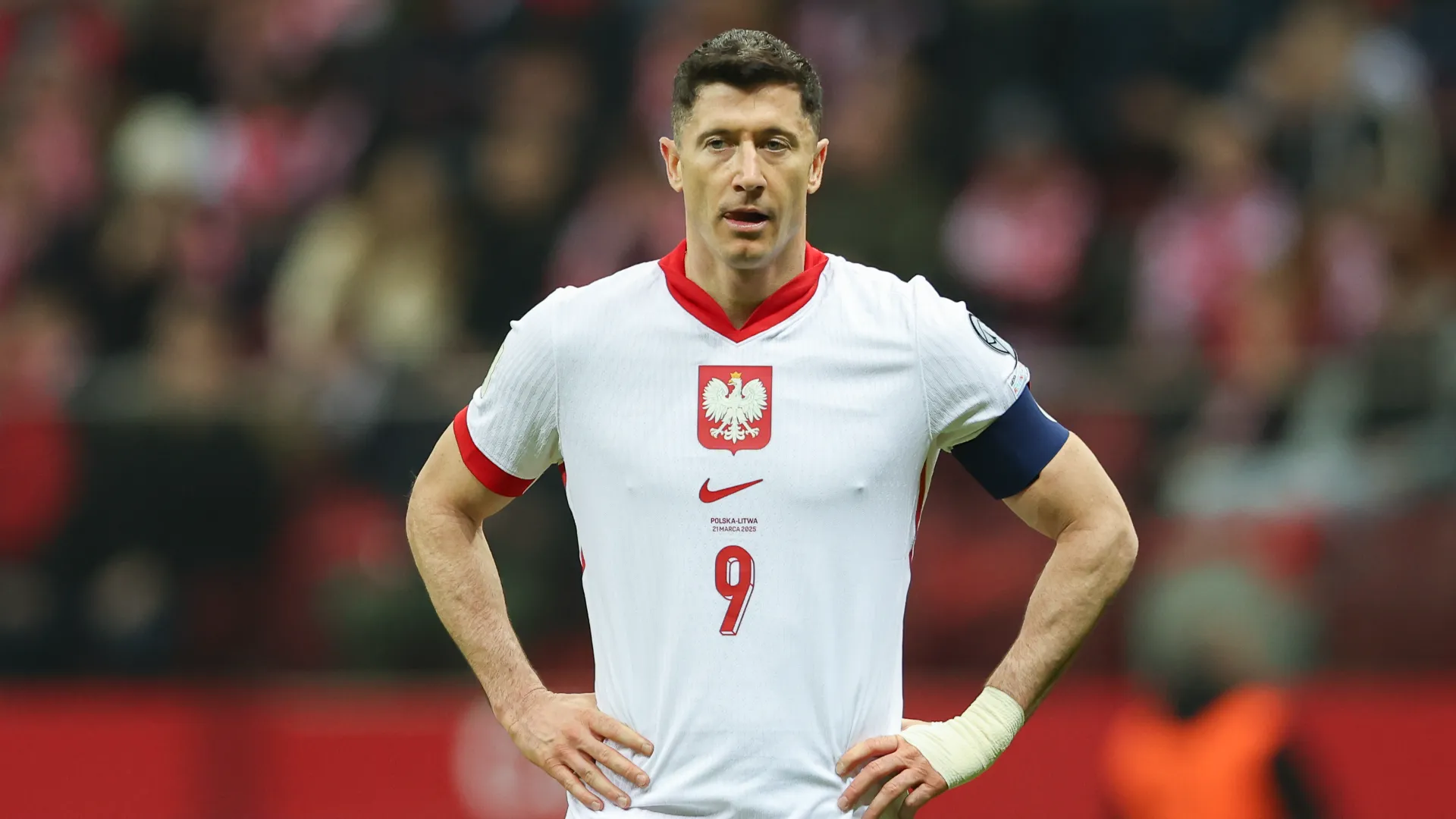 L'attaccante è furioso per la decisione del ct della Polonia di toglierli la fascia da capitano
