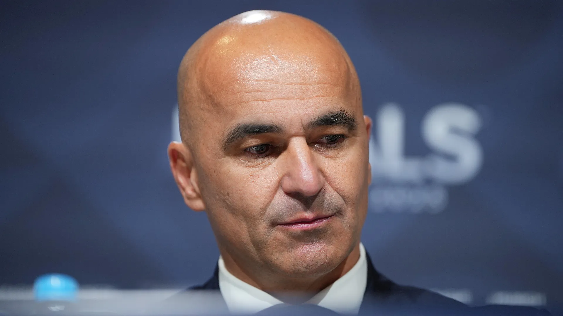 "Una terribile notizia, sono vicino alla sua famiglia" ha detto Roberto Martinez
