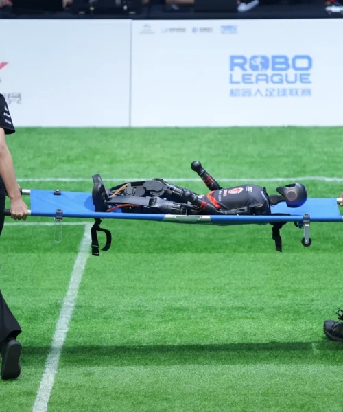 Un ferito alla prima partita di calcio tra robot in Cina: le immagini