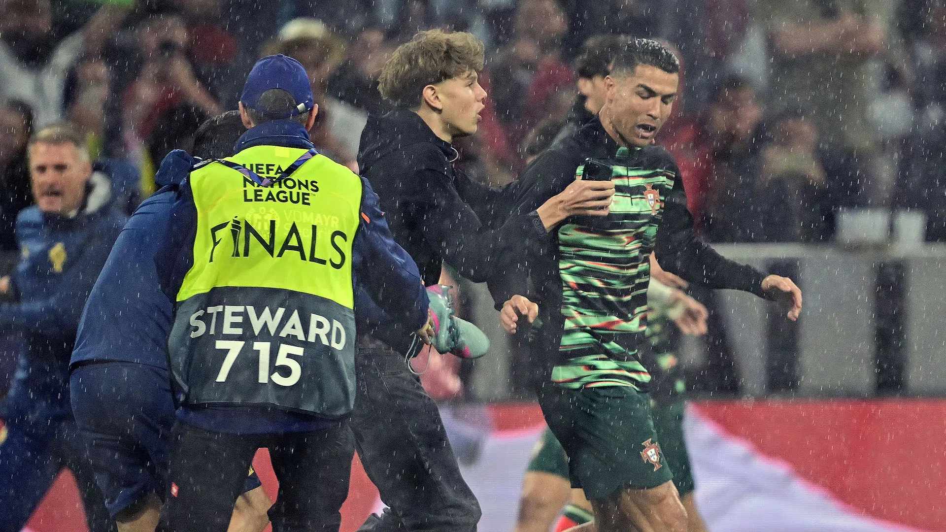 Era evidentemente un fan che voleva scattare un selfie con Cristiano Ronaldo
