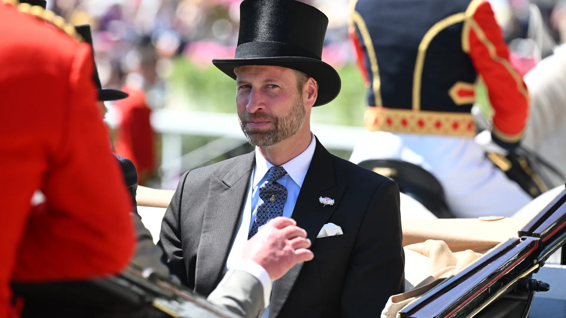 L'evento è noto per la tradizionale presenza della famiglia reale e di tante persone facoltose britanniche