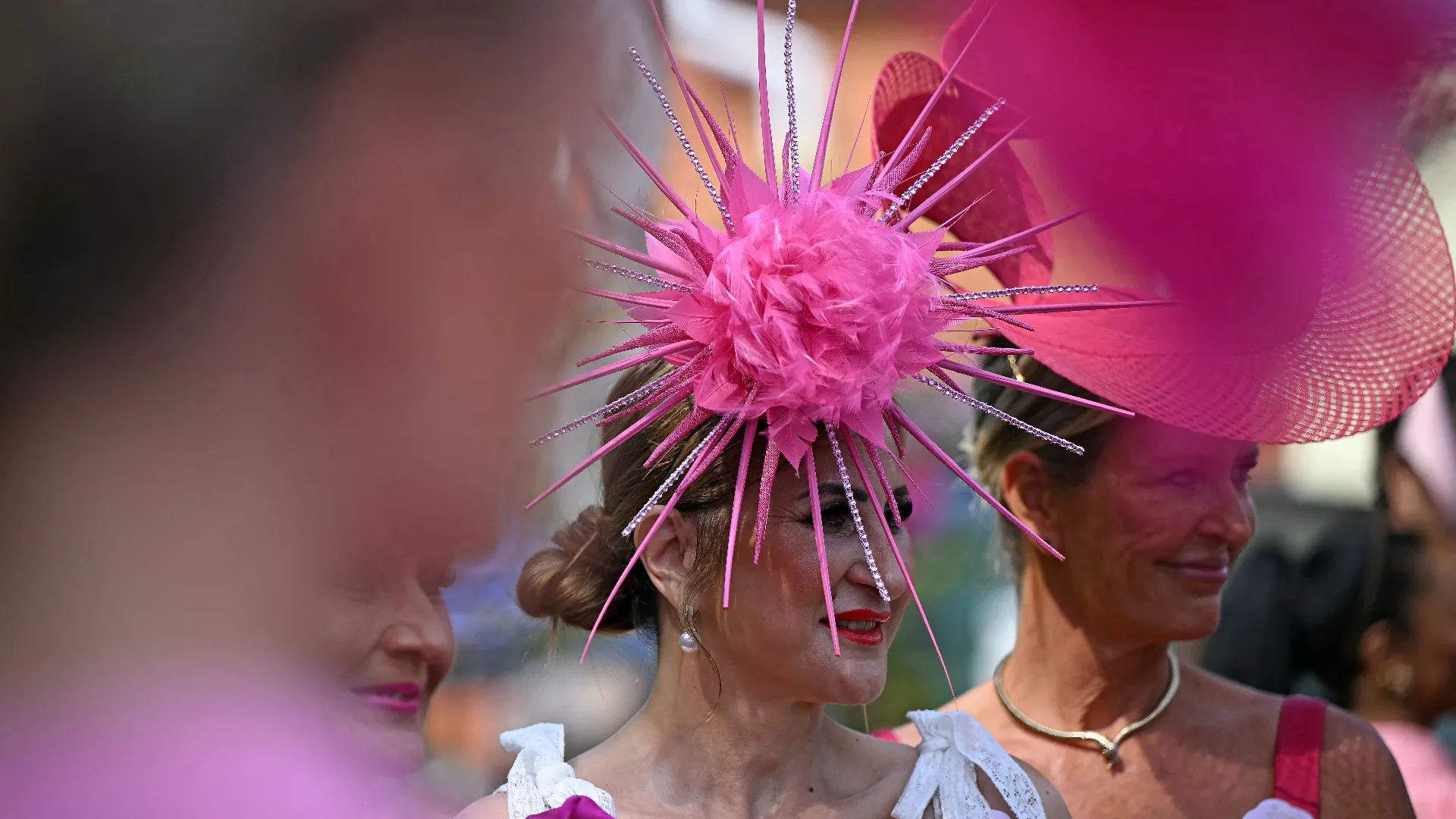 Ogni anno i cappelli sono sempre più bizzarri
