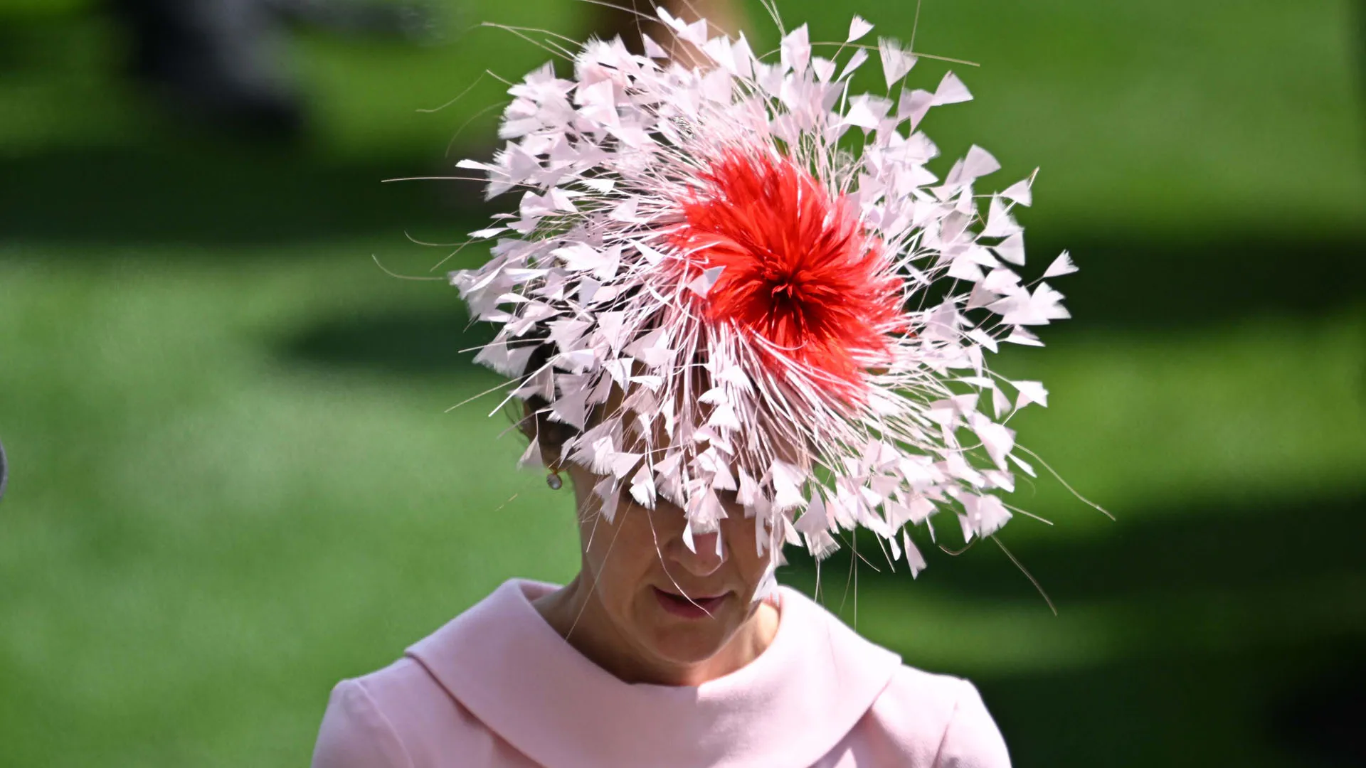 Tra questi l'uso di cappelli stravaganti