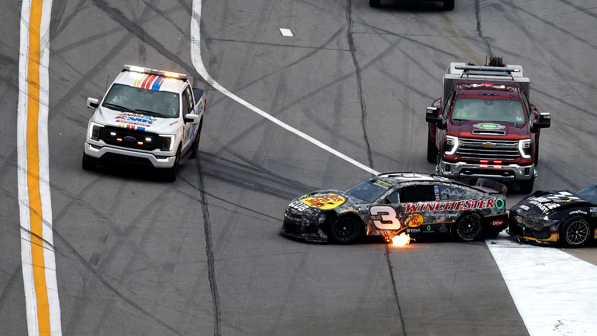 Schianto in NASCAR, l'auto prende fuoco
