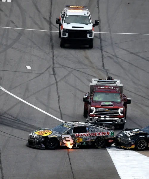 Schianto in NASCAR, l’auto prende fuoco: le immagini