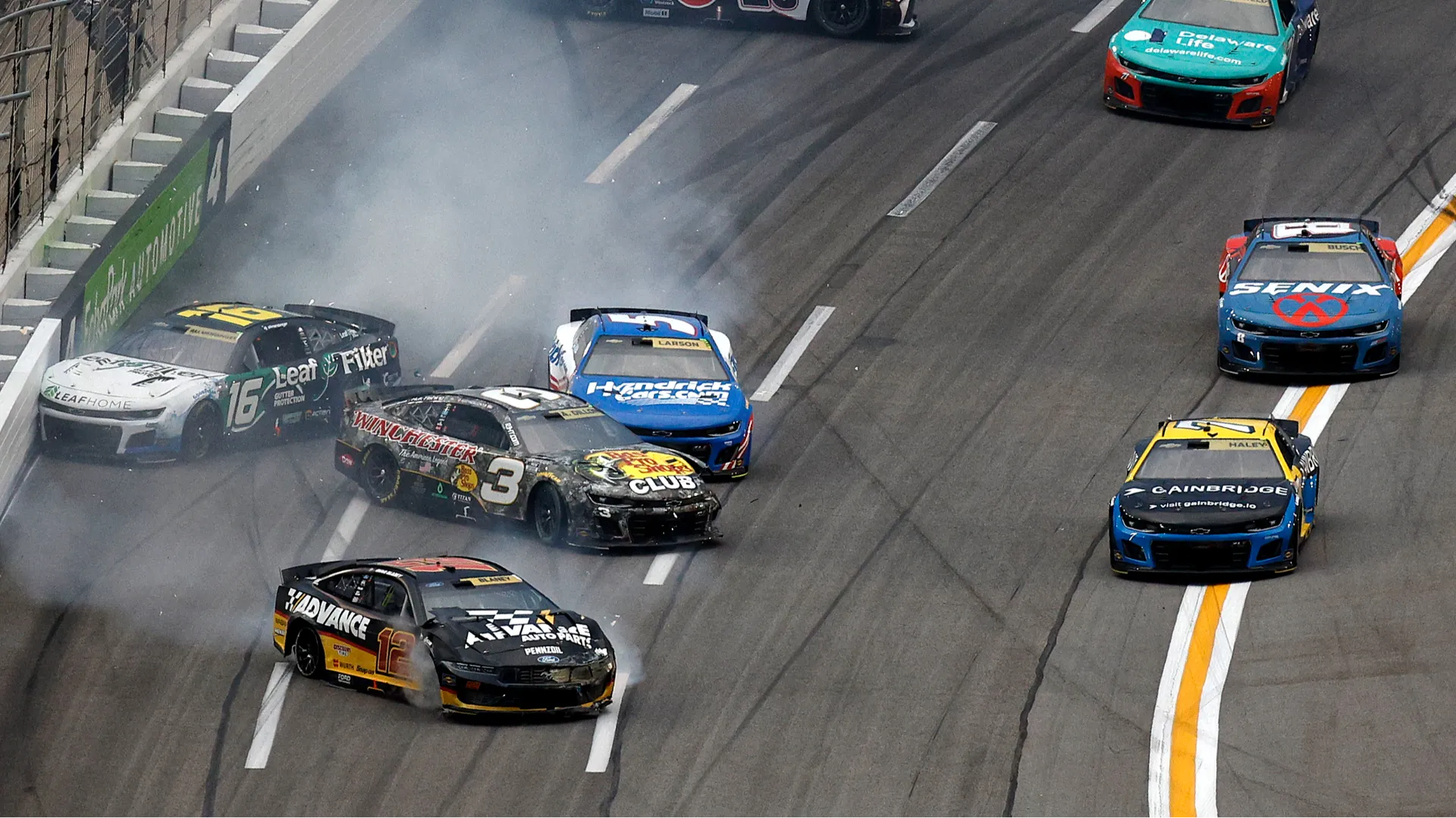 Blaney è finito violentemente contro il muro esterno in Curva 4
