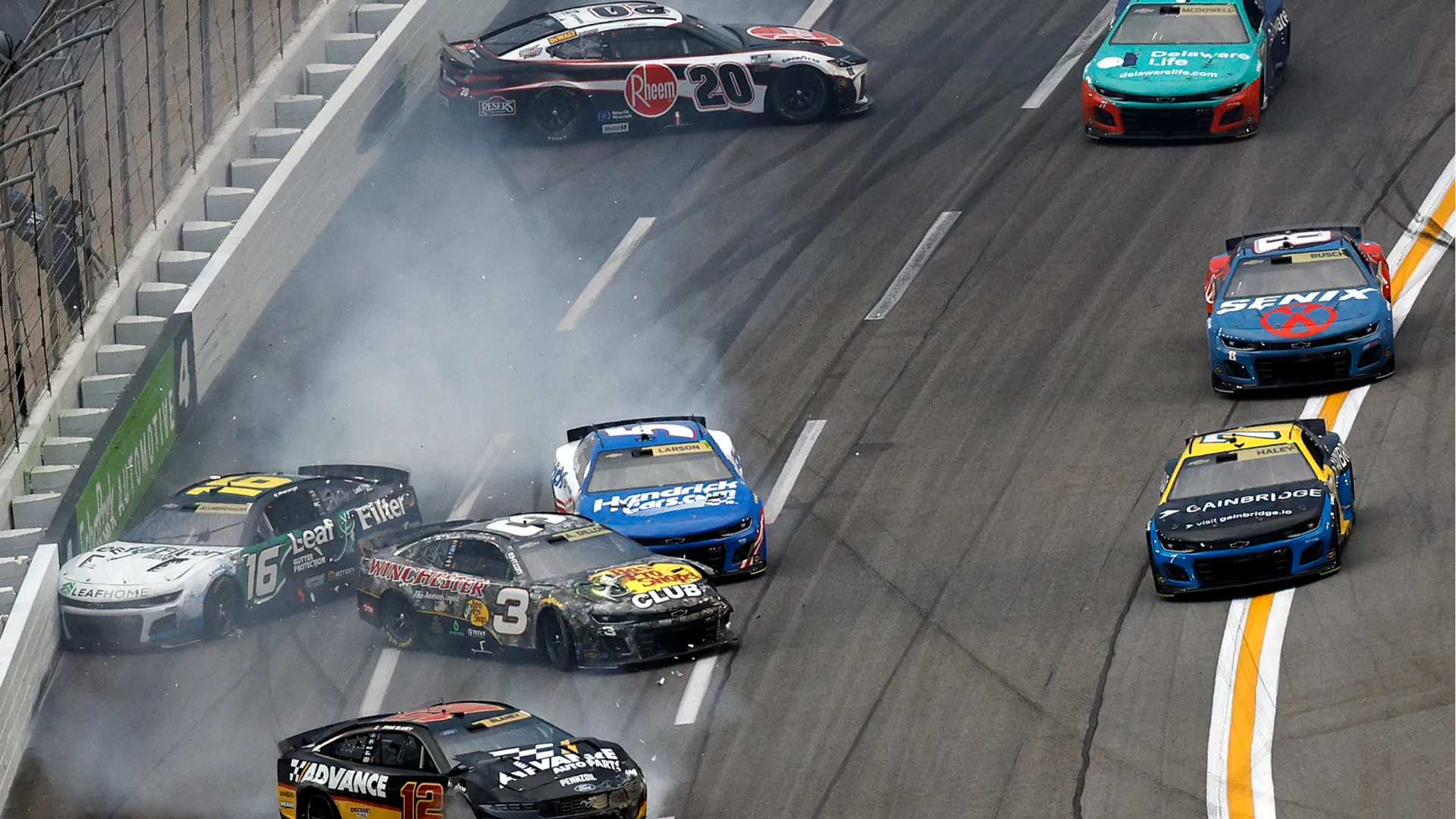Ryan Blaney, al volante della Ford #12, è stato colpito alla parte posteriore destra da Austin Dillon
