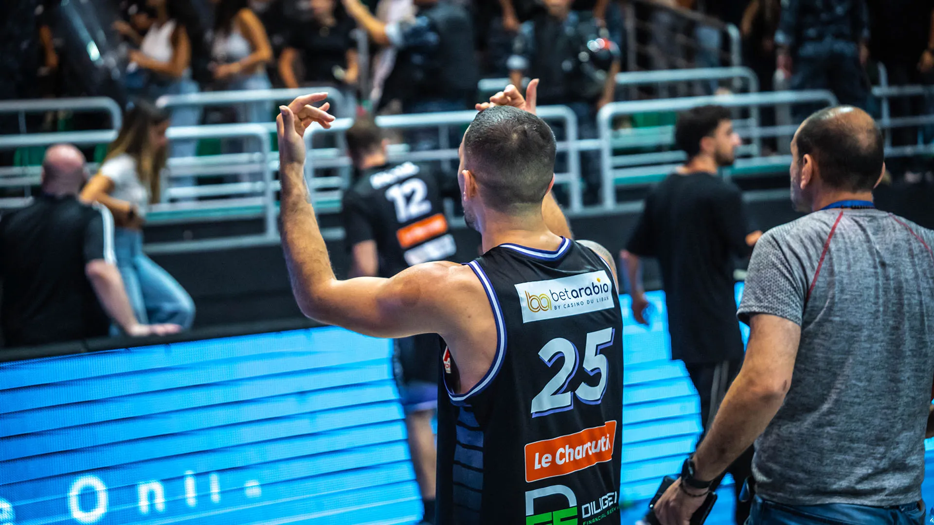 A fine partita se l'è presa con i suoi ex tifosi e si è scatenato il caos