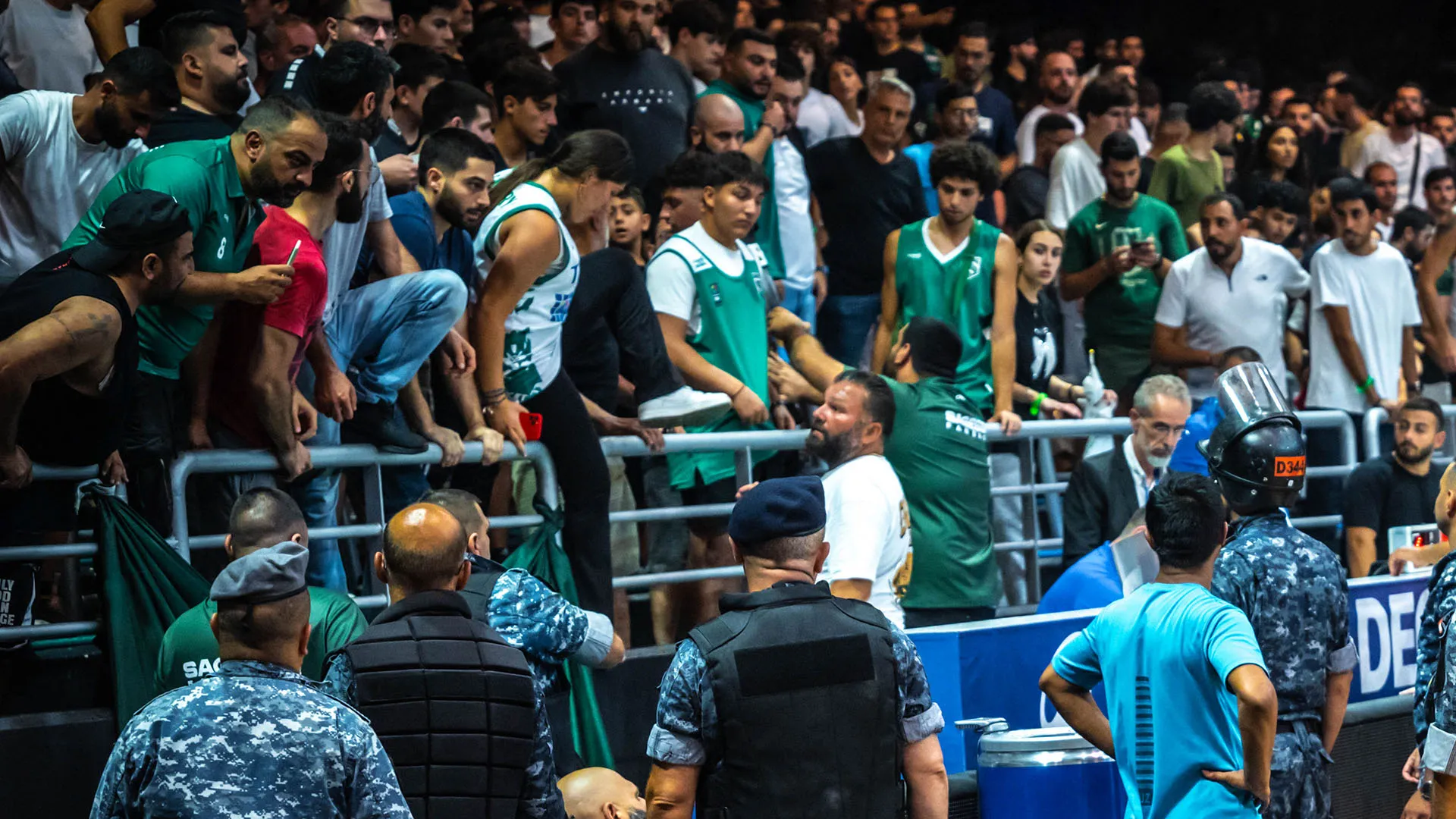 Sono stati chiamati i militari, che sono arrivati per placare gli animi
