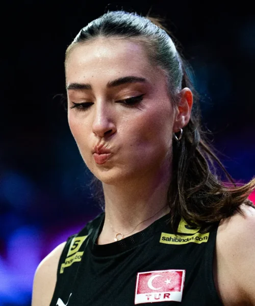 Saliha Sahin continua a incantare tutti: le foto della stella