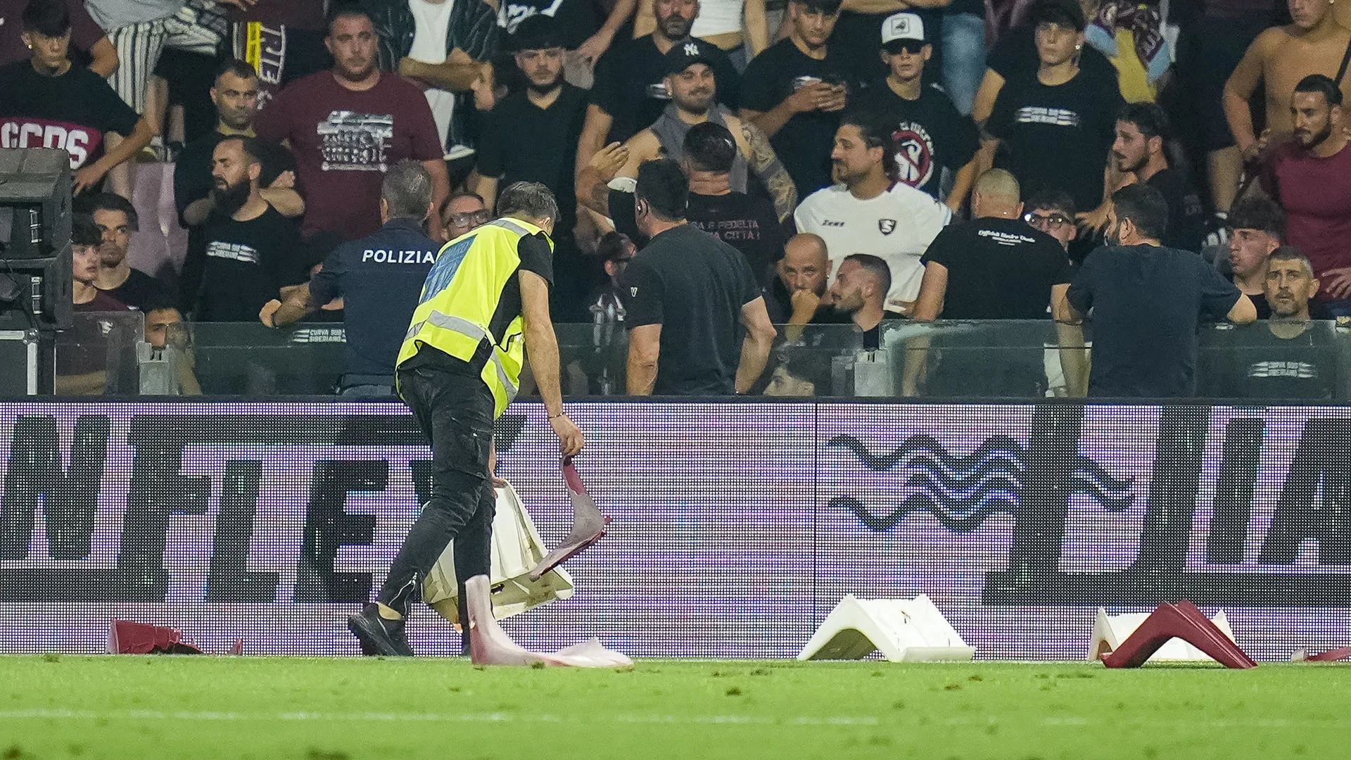 Lanciano di tutto in campo: partita sospesa e squadra retrocessa