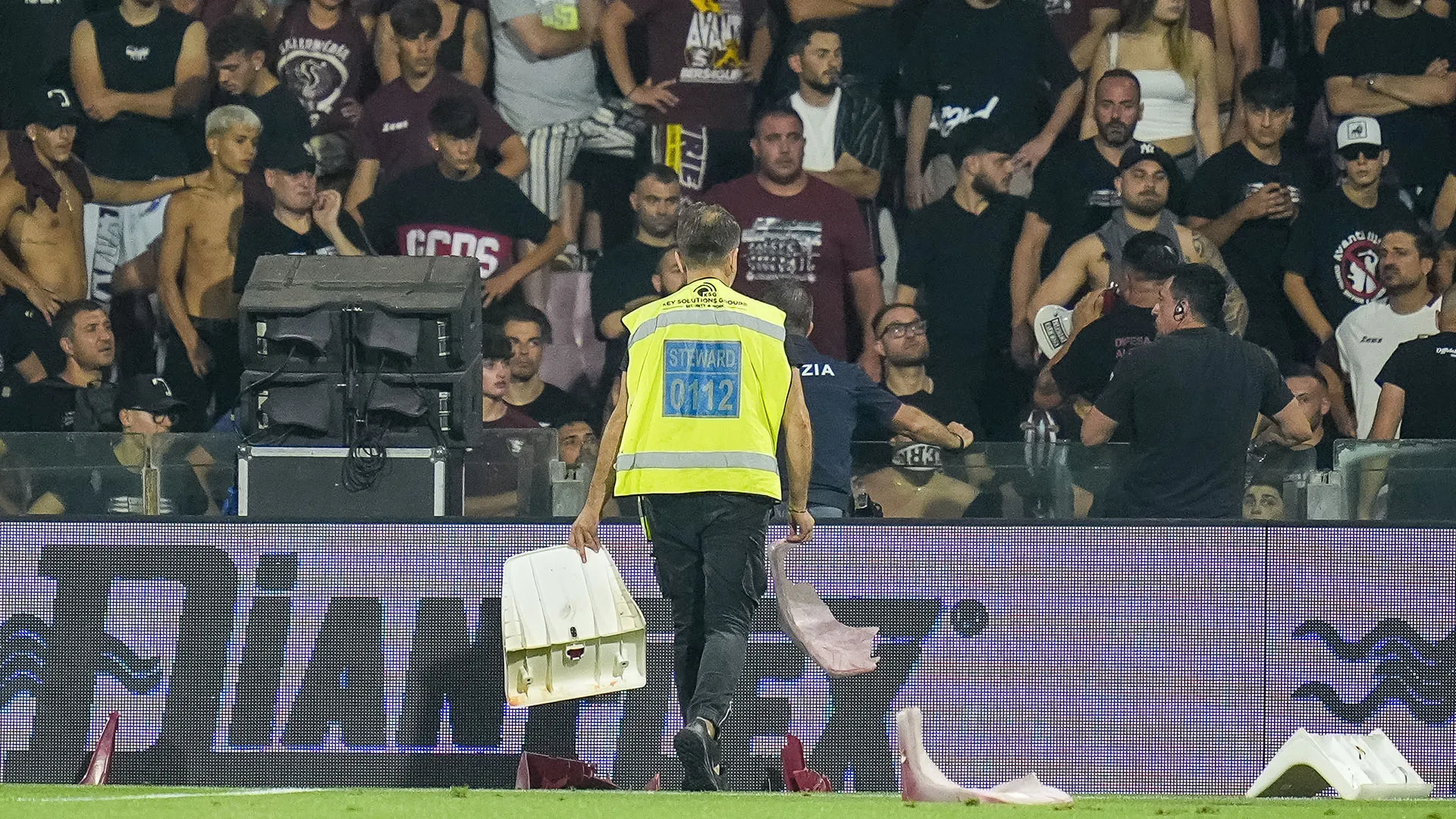 Fumogeni, petardi e anche seggiolini hanno reso impossibile il prosieguo del match