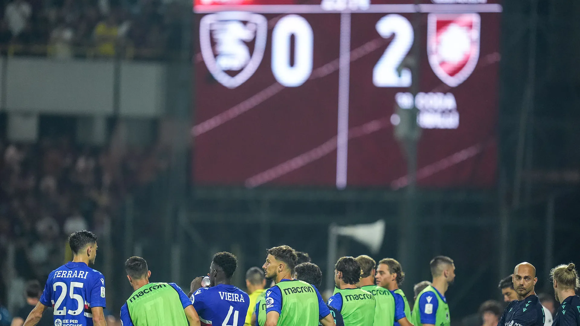 I sostenitori del club campano hanno lanciato di tutto in campo, bloccando la partita
