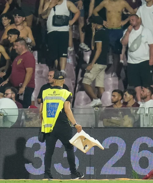 Lanciano di tutto in campo: partita sospesa e squadra retrocessa. Foto