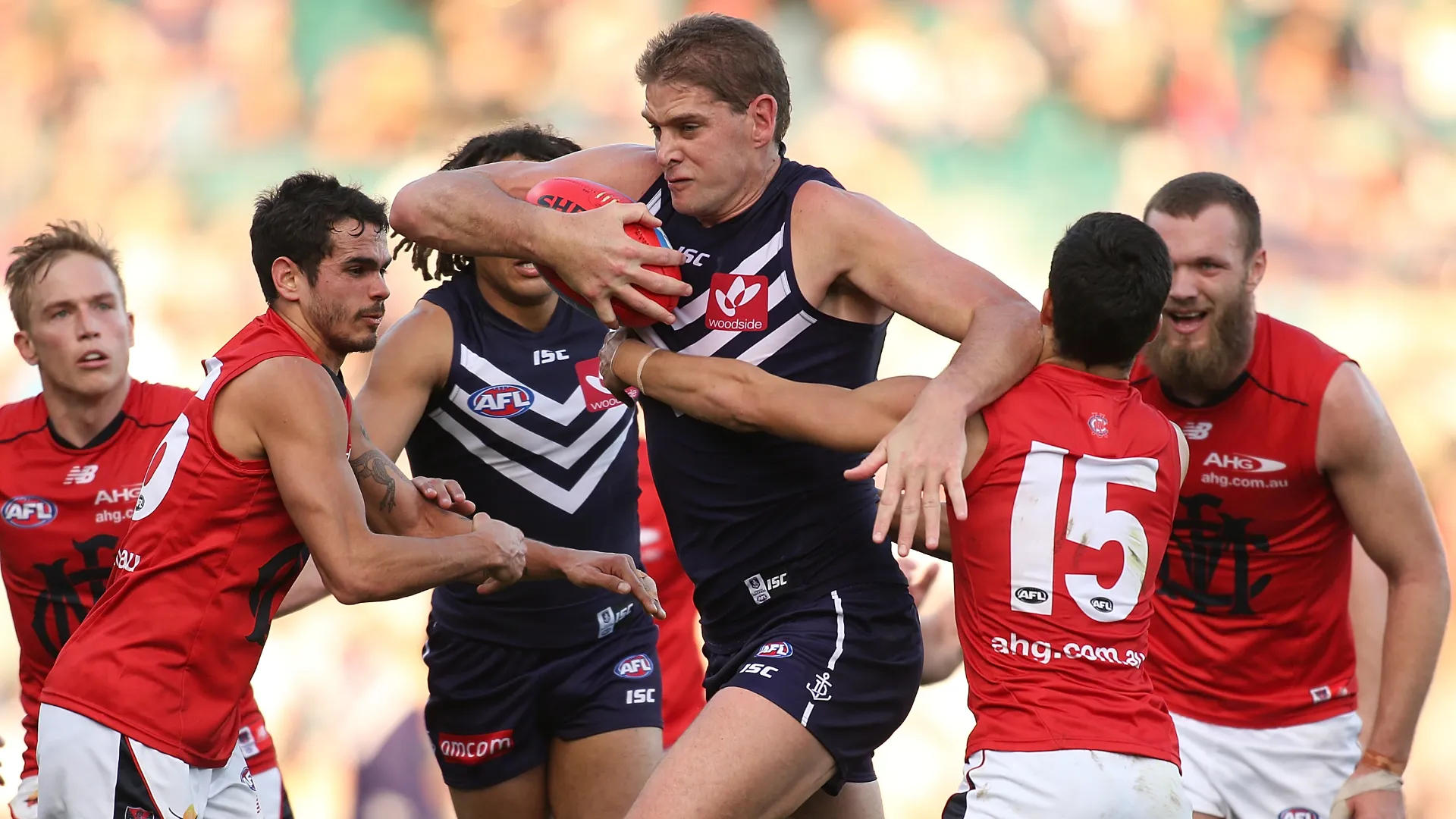 Aaron Sandilands (Australian Football, Australia): 211 cm x 122 kg. E' il più alto giocatore nella storia del football australiano