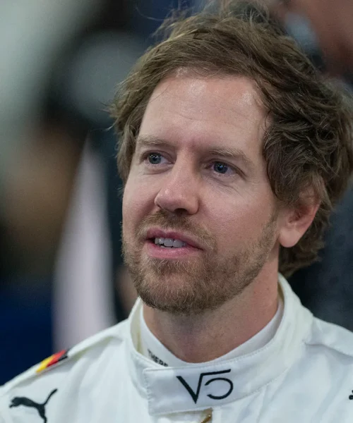 Sebastian Vettel esplode e si schiera con Max Verstappen