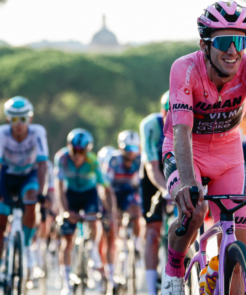 Simon Yates vince il Giro d’Italia 2025: l’ultima tappa va a Kooij
