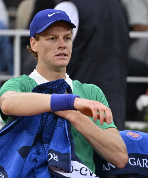Jannik Sinner guarderà (poco) Novak Djokovic
