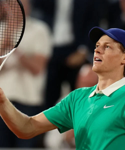 Jannik Sinner in carrozza ai quarti di finale del Roland Garros