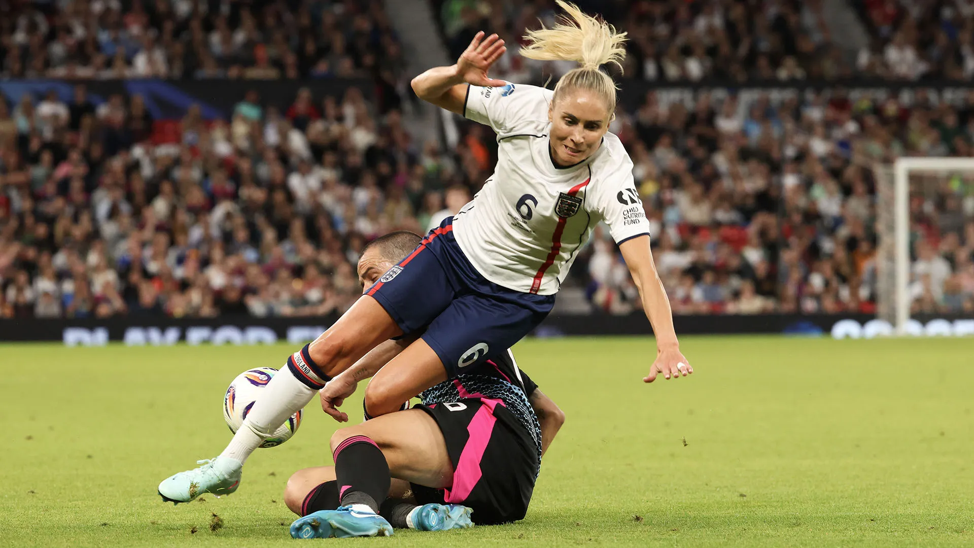 Durante la partita di beneficenza Soccer Aid, Bonucci per recuperare il pallone ha effettuato un tackle piuttosto brusco ai danni della calciatrice