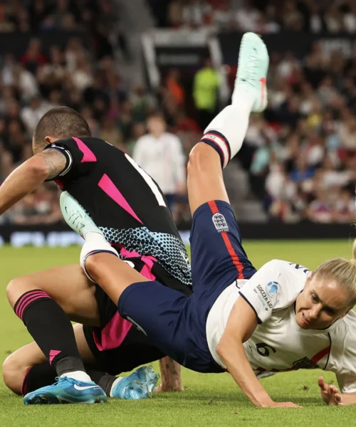 Bonucci senza pietà, che tackle sulla calciatrice: le foto