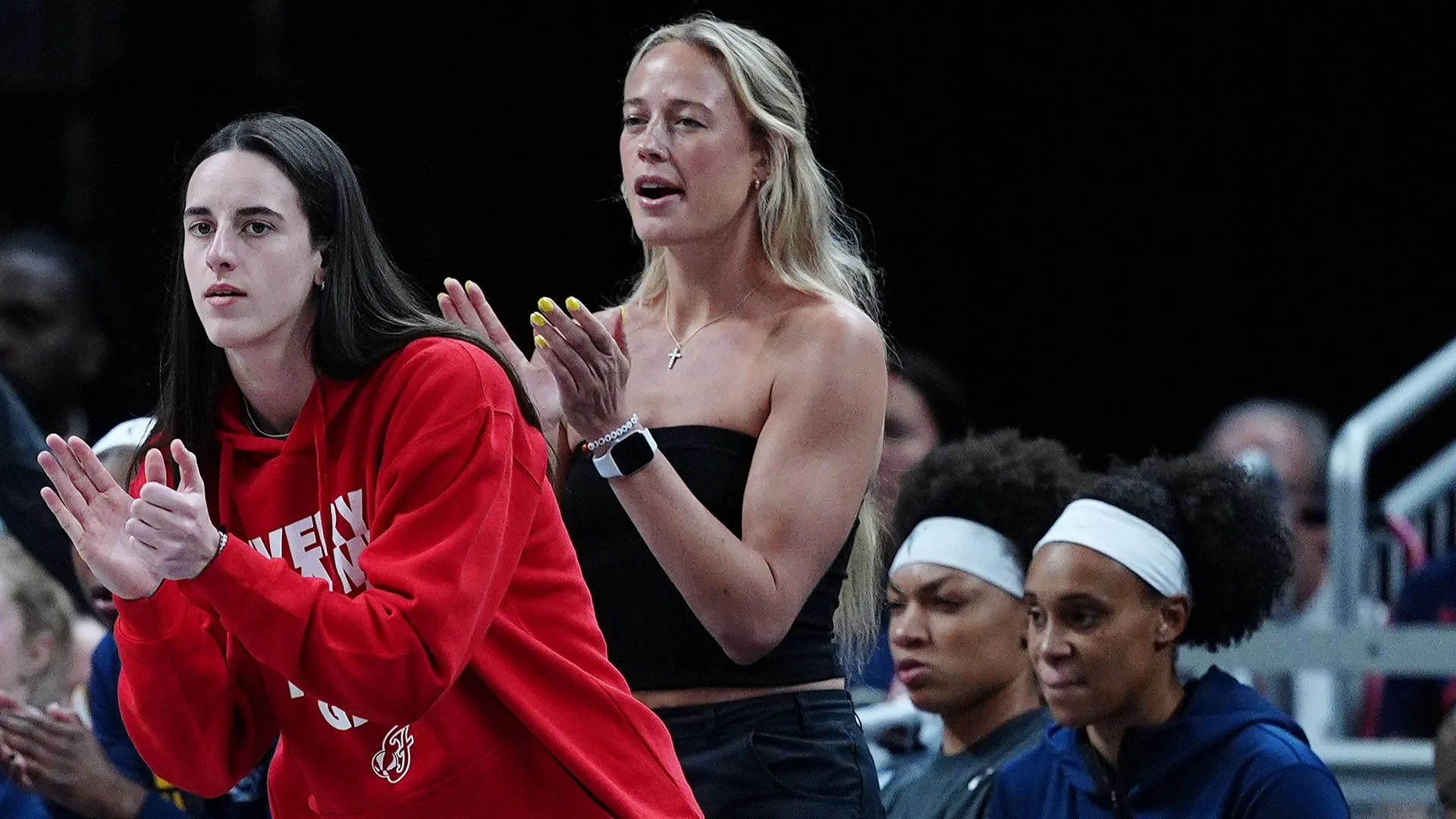 Dalla panchina ha sostenuto le compagne nella partita contro le Washington Mystics