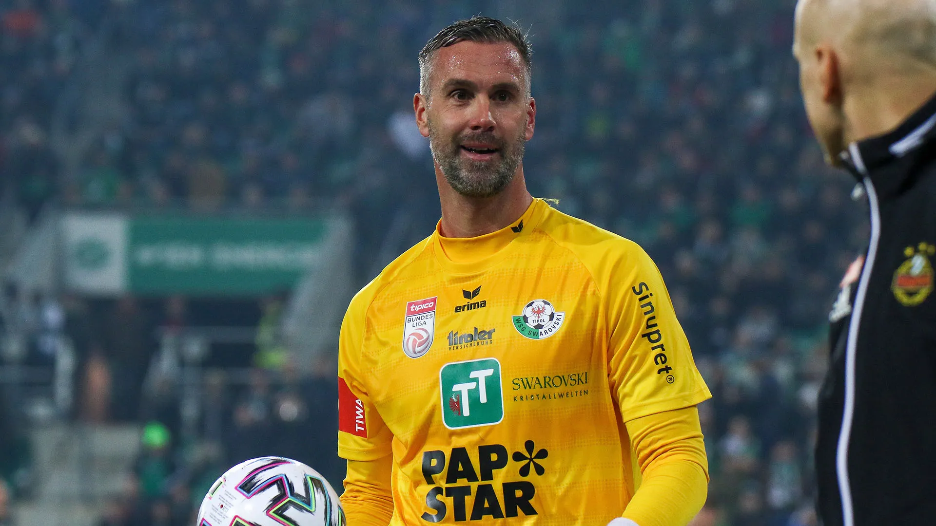 Ha esordito nel calcio professionistico nel 2001