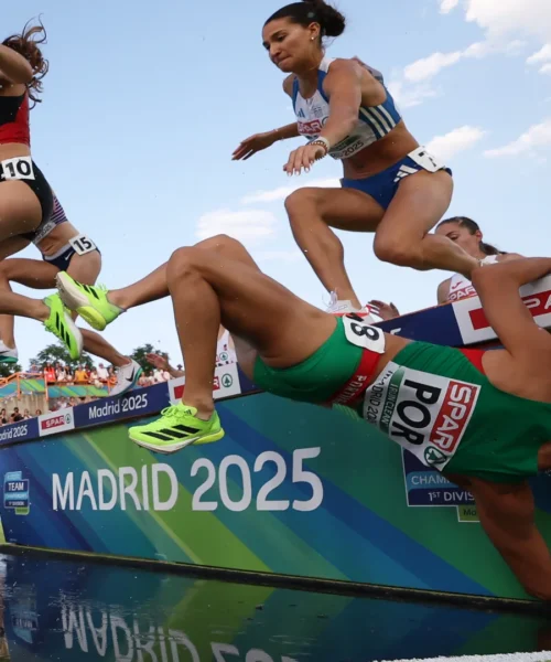 L’atleta inciampa e cade (di nuovo) nella vasca: le foto